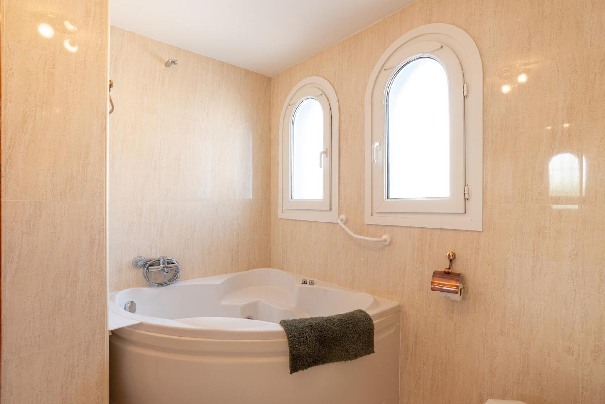 Villa Valentina - Renovated On Los Alamos Beach Torremolinos Eksteriør billede