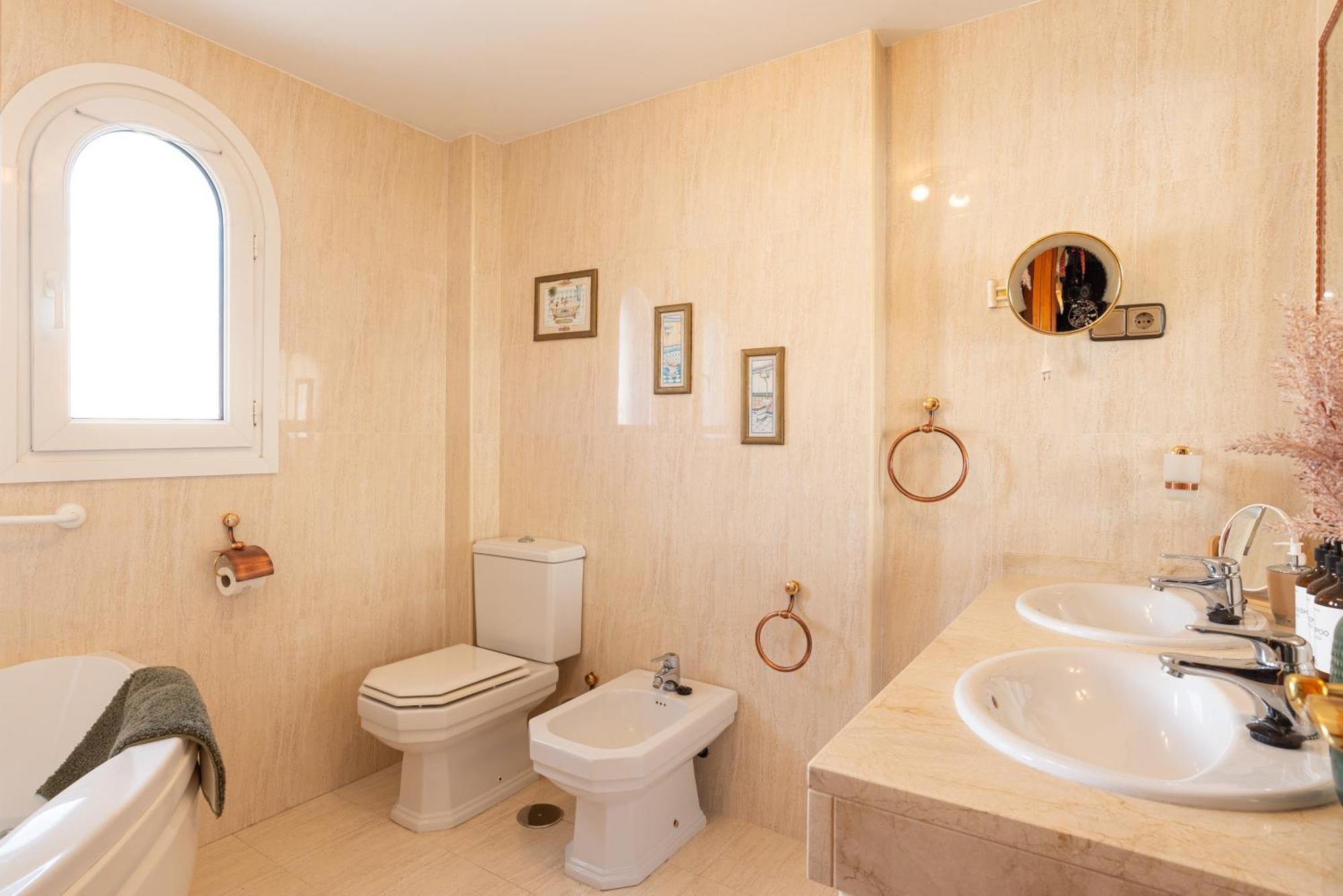 Villa Valentina - Renovated On Los Alamos Beach Torremolinos Eksteriør billede